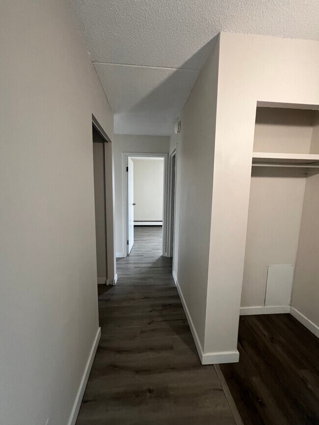 Photo du bâtiment - 16421 Stony Plain Rd