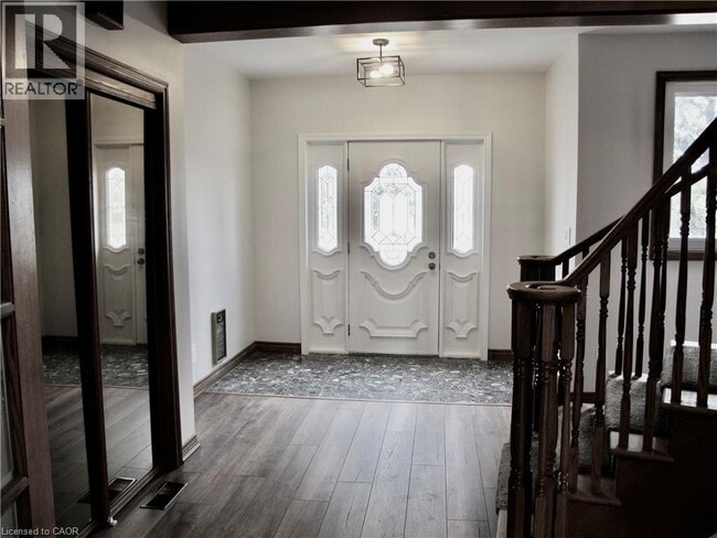 Photo du bâtiment - 580 3rd Rd E