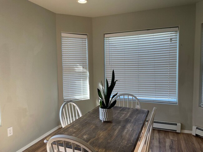 Foto del edificio - Great 3 bedroom, 2 bath, 2 car garage home...