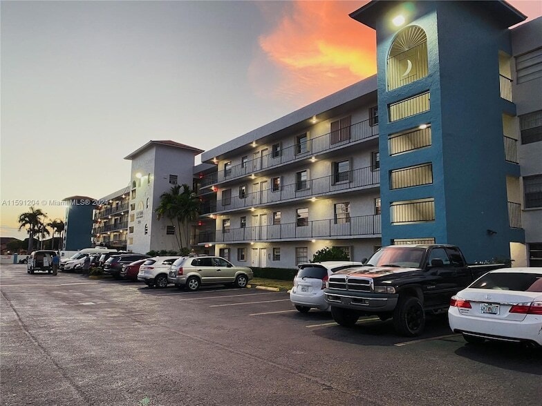Primary Photo - 2775 W 52nd Street Unit 206
