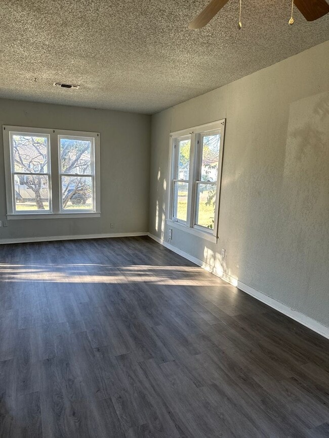 Building Photo - 2 bed 1 bath