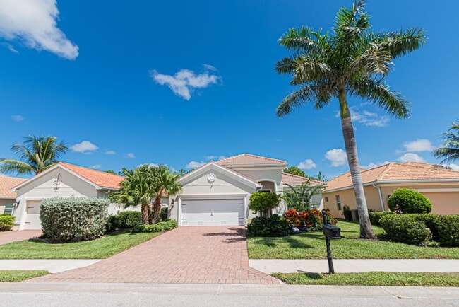 Foto del edificio - Seasonal or Annual Luxury Home With Pool in Reflection Lakes