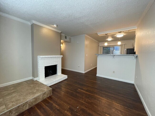 Foto del edificio - Spacious Downstairs 2 Bed 1 Bath in Gorgeo...