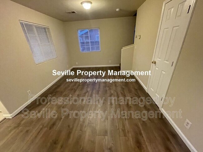 Building Photo - 10 6th St