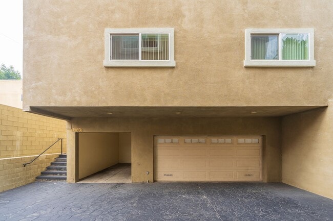 Building Photo - Spacious and Quiet Hawthorne Home!