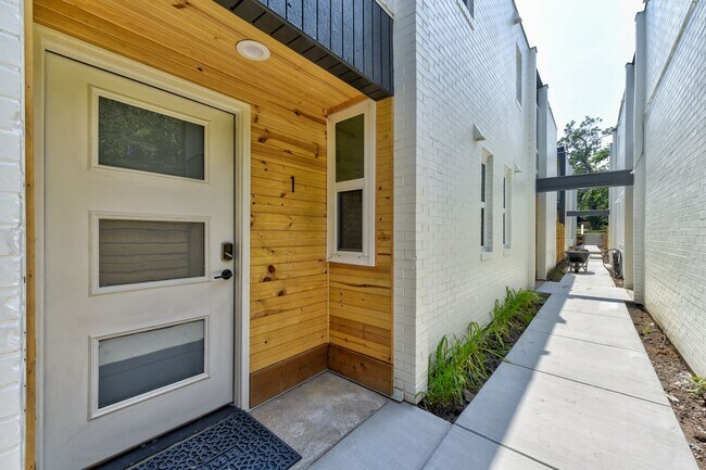 Building Photo - 616 Marine St