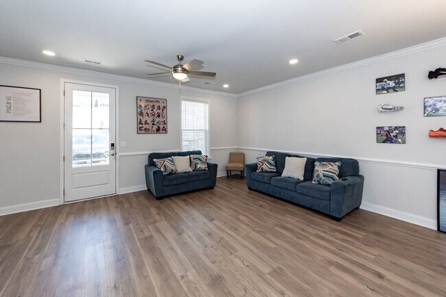 Building Photo - 531 Green Fern Dr