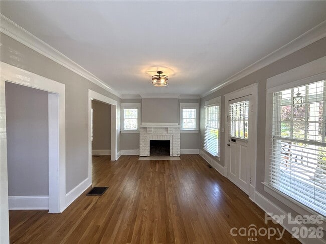 Foto del edificio - 421 Hawthorne Ln