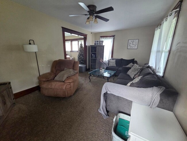Building Photo - 3 Bedroom 1-bathroom single family 2 story house