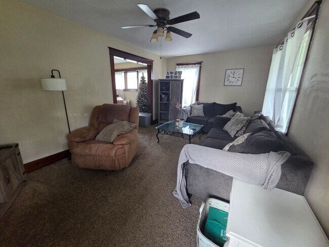 Foto del edificio - 3 Bedroom 1-bathroom single family 2 story house