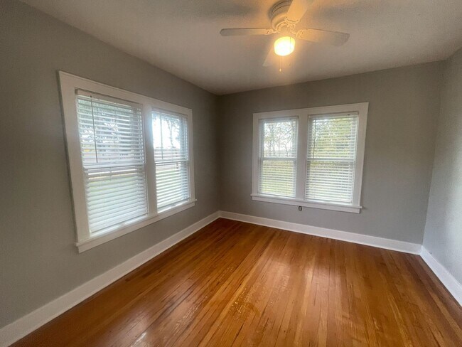 Foto del edificio - Charming 3-Bedroom, 2-Bathroom Williams Bay Home with Spacious Attic