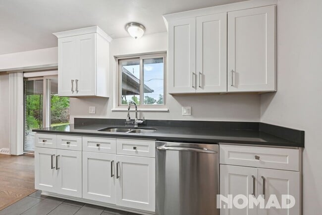 Building Photo - Spacious 5BR House in Aurora