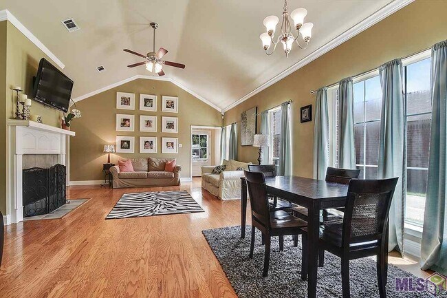 Foto del edificio - 10248 Springwind Ct