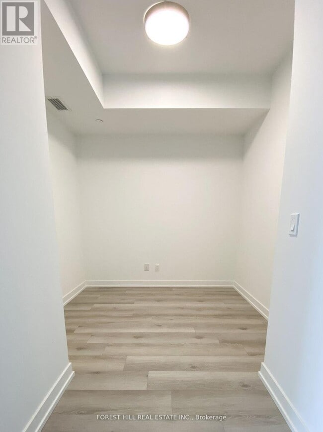 Photo du bâtiment - 2000 Bathurst St