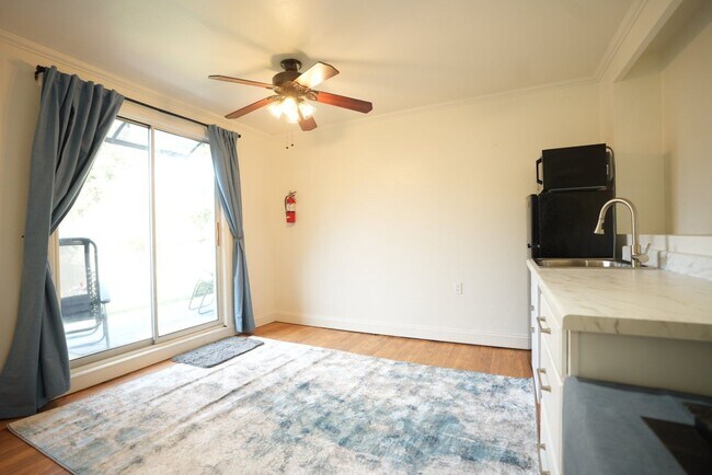 Foto del edificio - Charming Studio Apartment - 1/2 Off Your F...