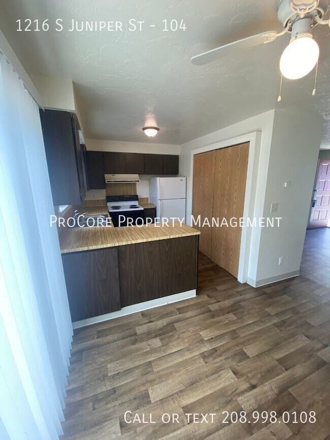 Building Photo - Spacious 2 bedroom, 1.5 bath apartment wit...