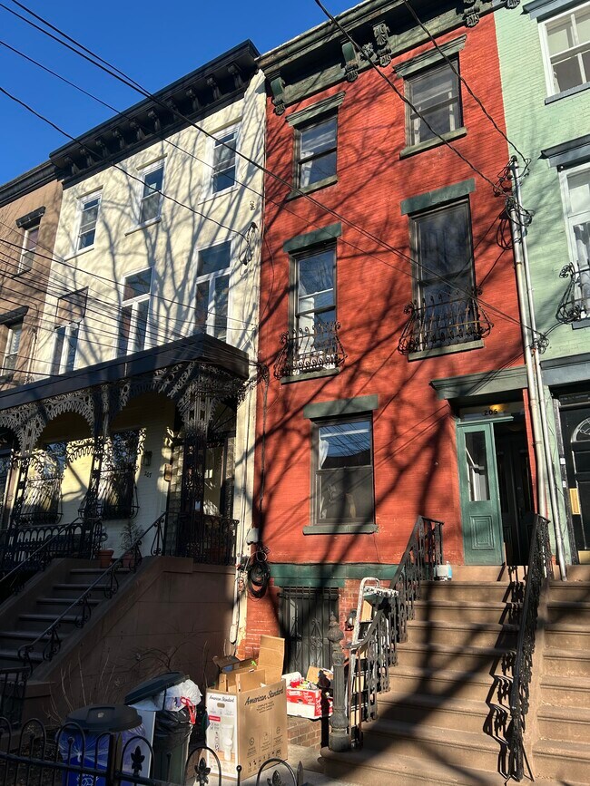 Tarde soleada en una preciosa calle arbolada. - 205 Garden St
