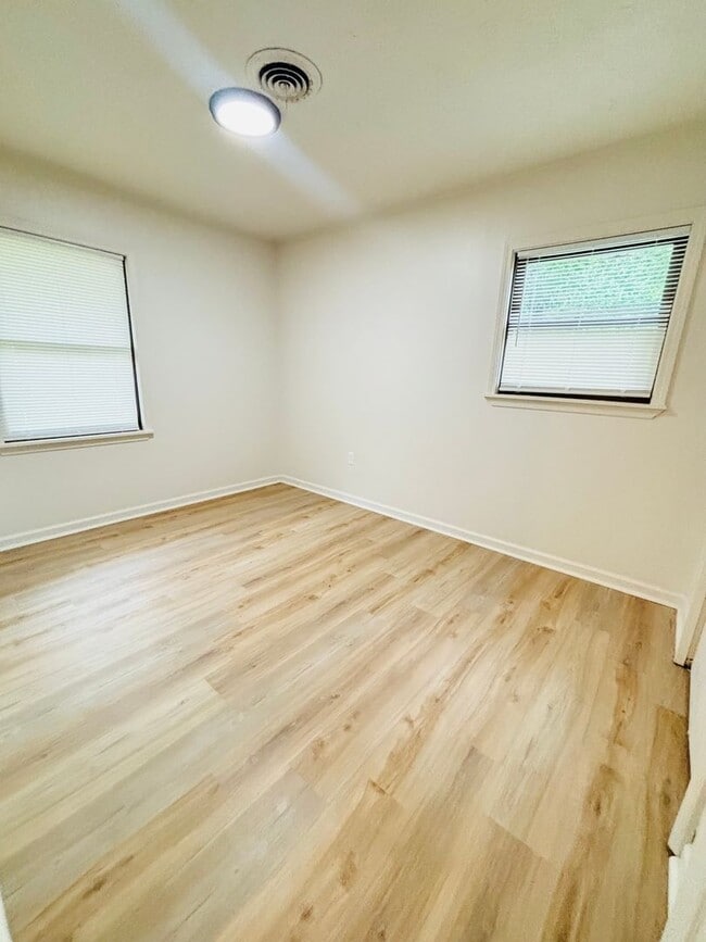 Building Photo - FOR RENT IN BENTON