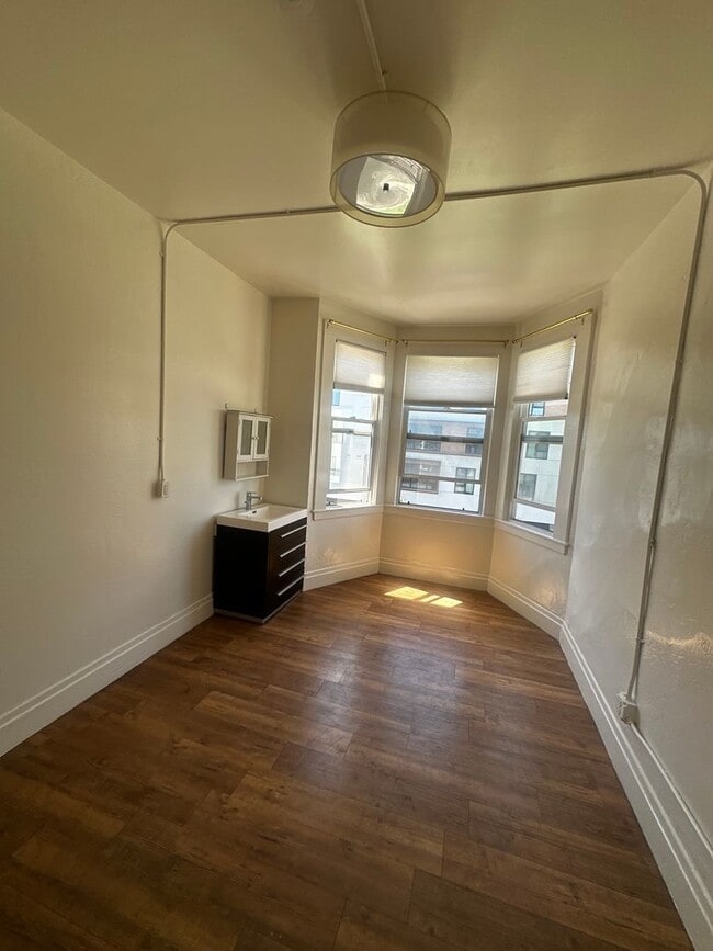 Building Photo - 205 9th St