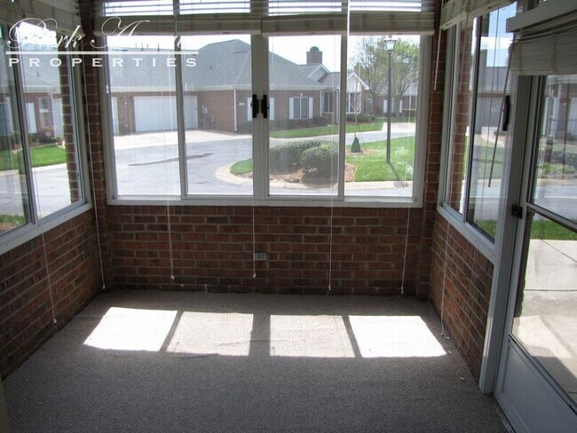 Building Photo - 8356 Highland Glen Dr