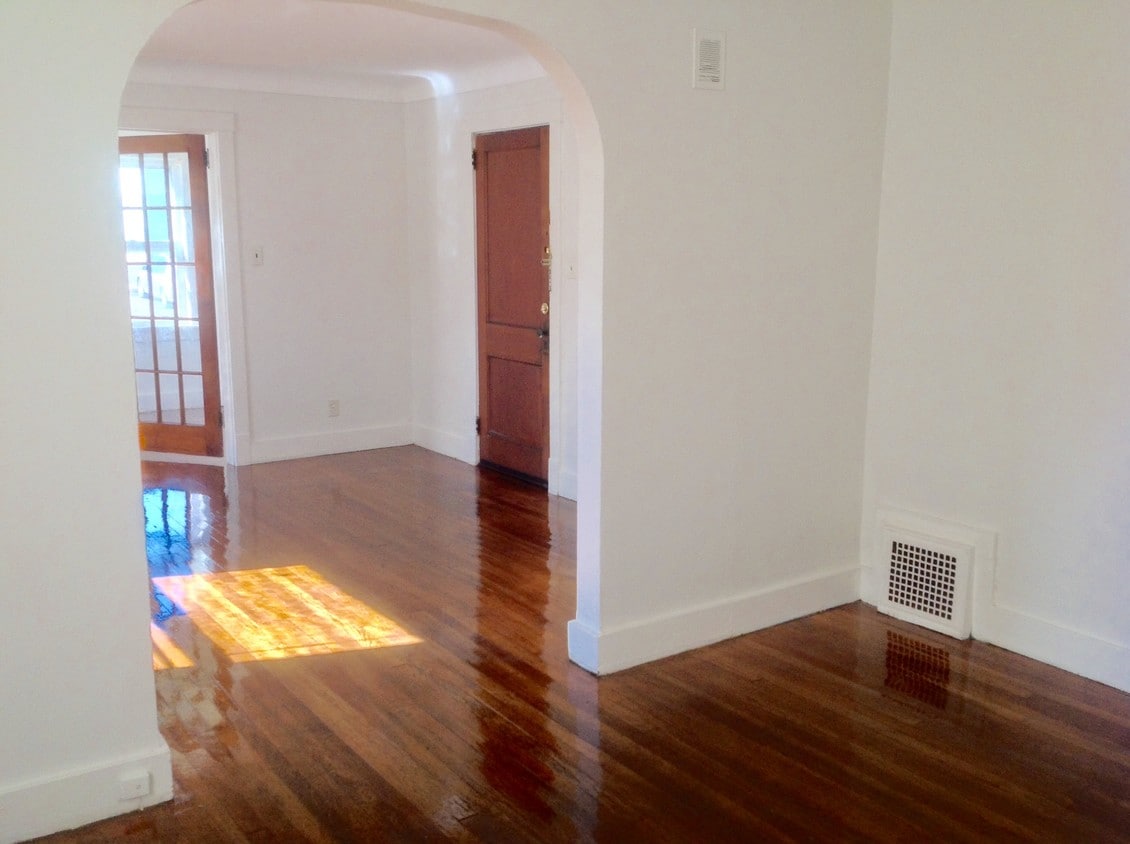 Primary Photo - 7 Roberts St
