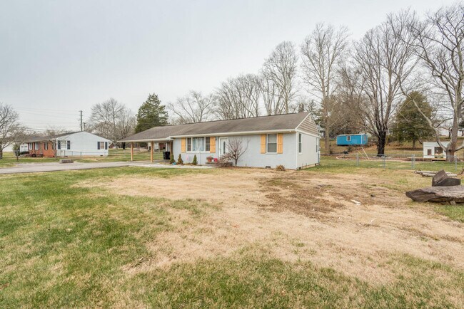 Foto del edificio - Knoxville 37918 - 2 Bedroom, 1 Bath, Ranch in Fountain City - Call or text Ryan Fogarty (865) 333...