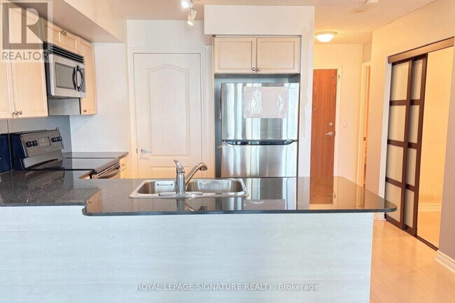 Photo du bâtiment - 1-1801 Elm Dr W