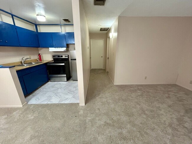Building Photo - Cozy 1 Bedroom, 1 Bath Condo with Easy Freeway Access