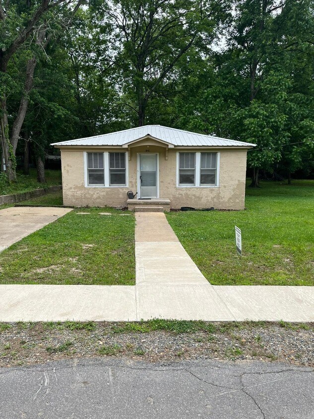 Foto principal - 223 W Highland Ave