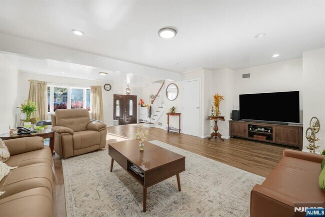 Foto del edificio - 405 Burnet Pl