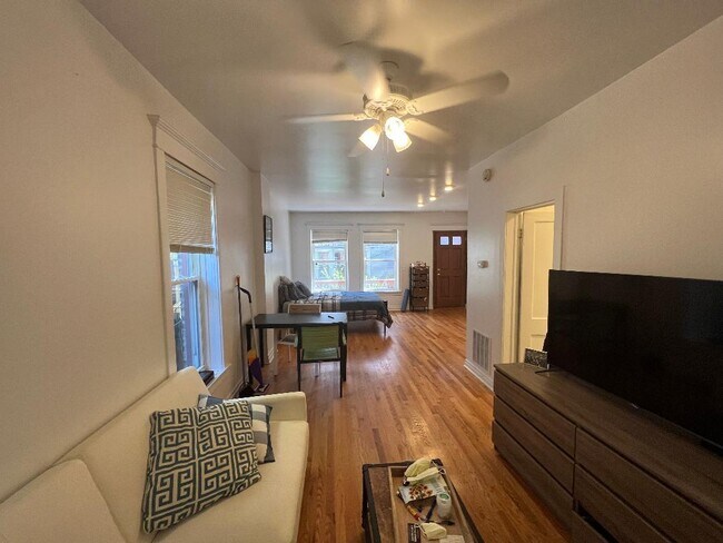 Foto del edificio - 852 W Diversey Pkwy