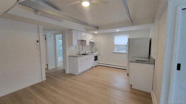 Foto del edificio - 50 Deepdale Dr