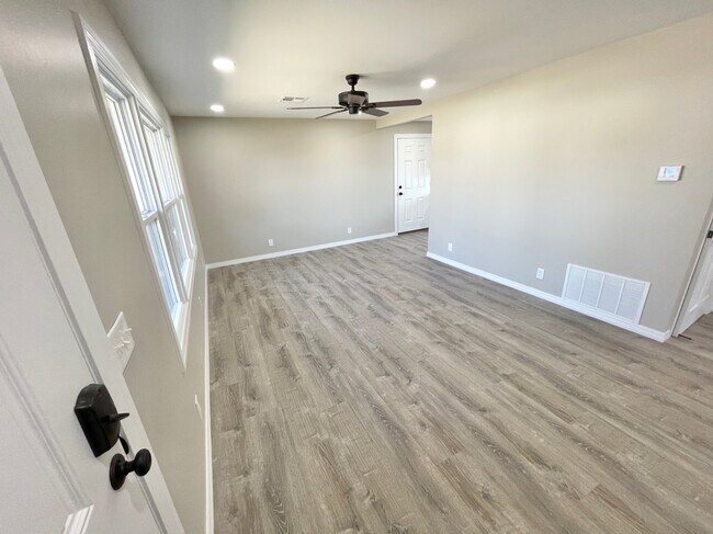 Foto del edificio - 392 SE Elmhurst Ave