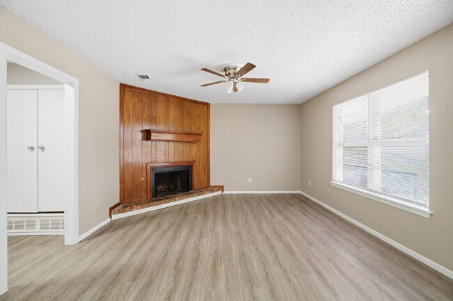 Foto del edificio - Affordable Upstairs Two-Bedroom Sanctuary with Modern Comforts!