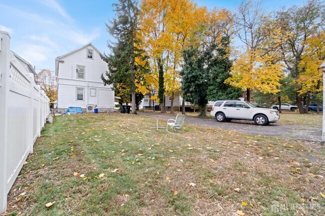 Building Photo - 427 Benner St