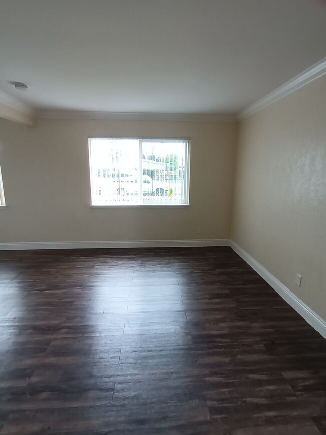 Building Photo - Welcome to SkyView Villa & Somerset Apartm...