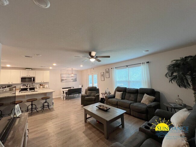 Foto del edificio - Stunning 5 Bedroom Home in the New Lakerid...