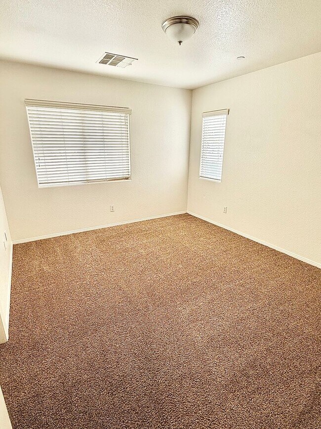 Foto del edificio - 3 bed 3 bth near Skye Canyon