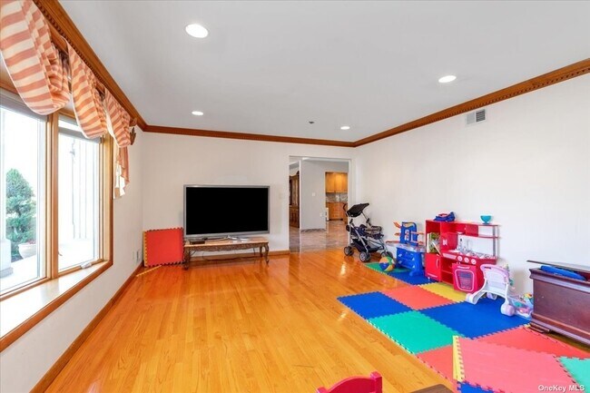 Building Photo - 8 Linden Ln
