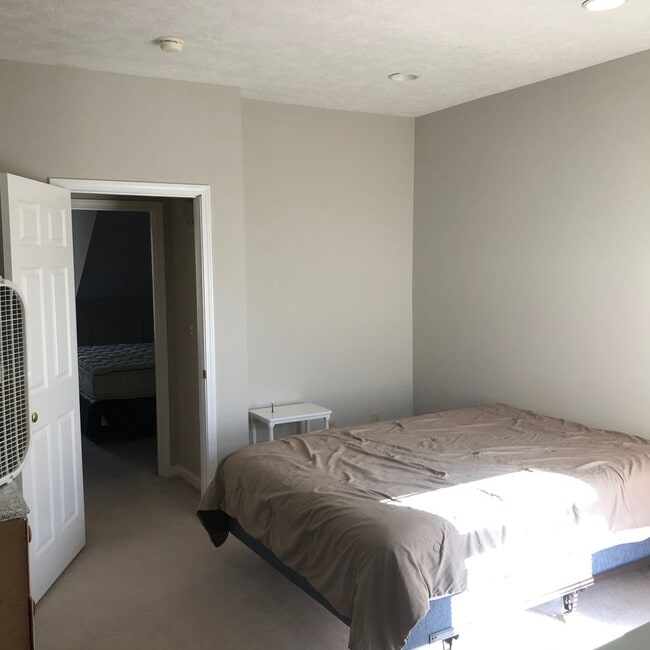 Building Photo - Beautiful Town Homes available at 3030 Pep...