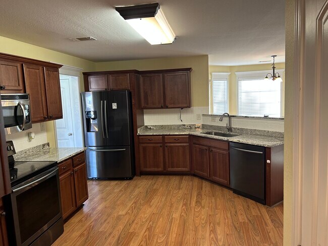 Foto del edificio - 104 Rosales Dr