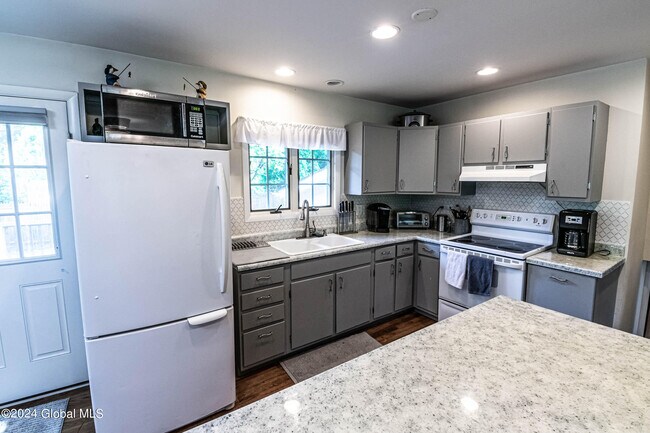 Building Photo - 297 W Circular St