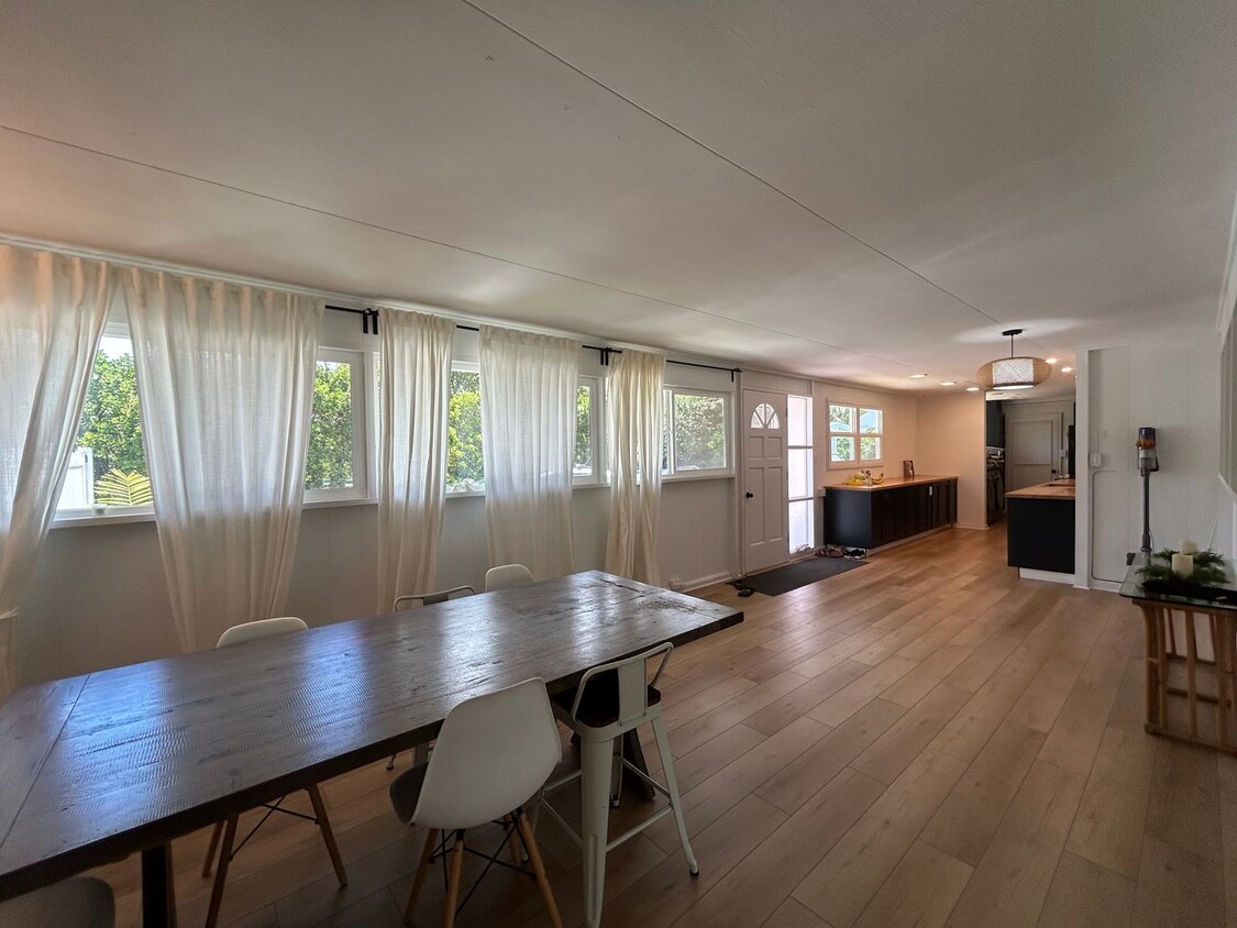 Foto principal - Beautifully Renovated Kailua Home | Walk t...