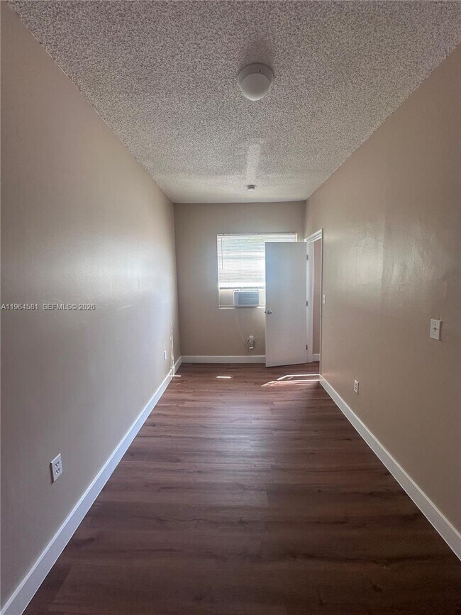 Foto del edificio - 295 NE 55th St