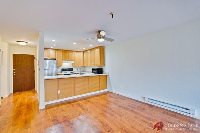 Building Photo - Beautiful Top Floor Condo in Prime Mountain View Location