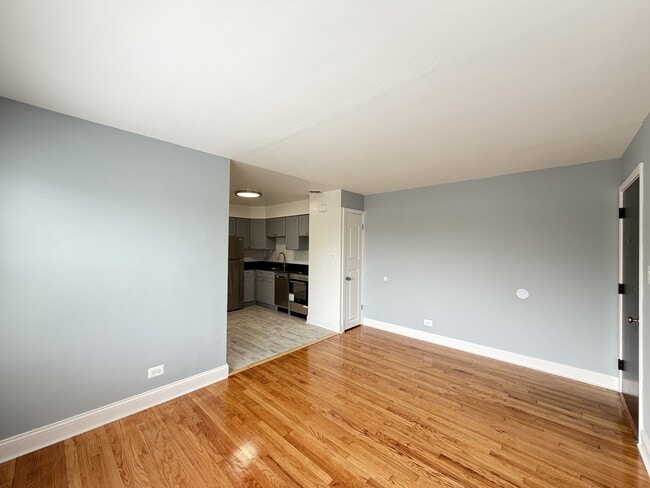 Building Photo - 2754 W North Shore Ave