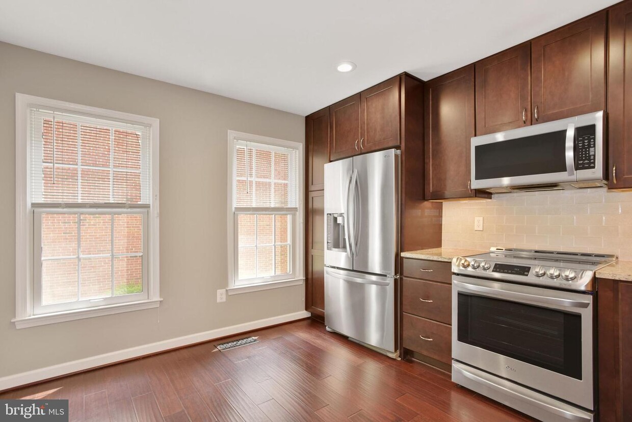 Primary Photo - 6923 Mclean Park Manor Ct