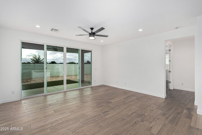 Foto del edificio - 305 E Leland Rd