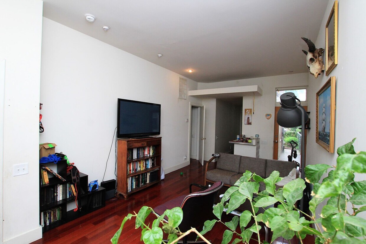Primary Photo - Bright and spacious one bedroom unit with ...