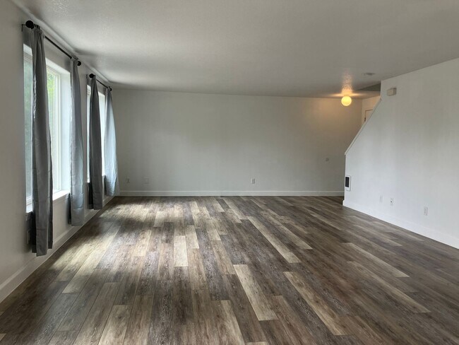 Building Photo - Three Bedroom Duplex in North Salem